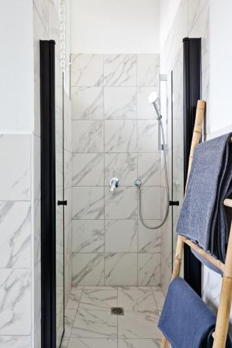 una doccia con una porta in vetro in un bagno di Isla apartment's a Tel Aviv