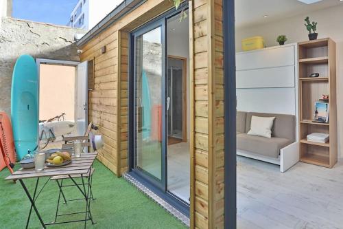 Patio alebo iná vonkajšia časť ubytovania Tiny studio terrasse, hypercentre la plage à 2 pas !