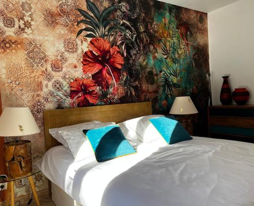 ロルグにあるNatur & Jasmin Chambres d'hôtes naturistes en Provenceのベッドルーム1室(青い枕2つ付きのベッド1台付)