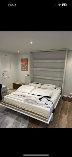 Un pat sau paturi într-o cameră la Apartment Bergen sentrum