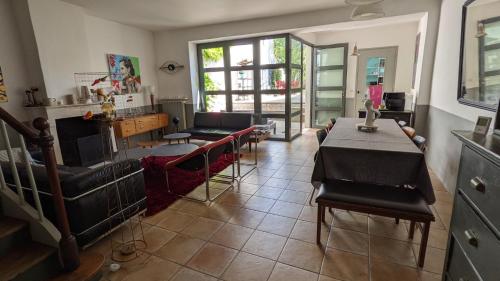 uma sala de estar com mesa e cadeiras em Villa de charme avec Jardin dans Saint Martin Intramuros em Saint-Martin-de-Ré