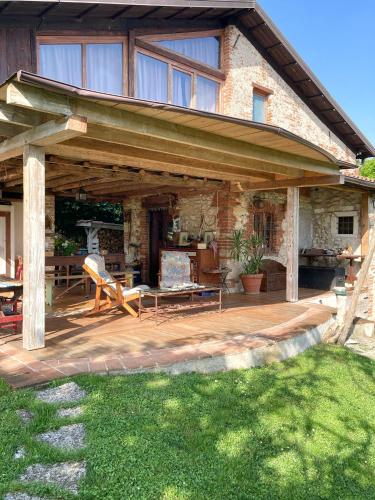 een huis met een houten terras en een patio bij Figaro in Isola Vicentina