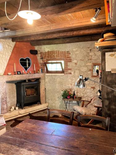 - un salon avec une table en bois et une cheminée dans l'établissement Figaro, à Isola Vicentina