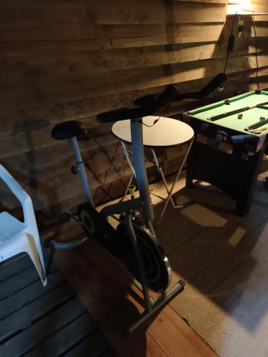 a room with a ping pong table and a treadmill at Cabaña Horcon in Puchuncaví