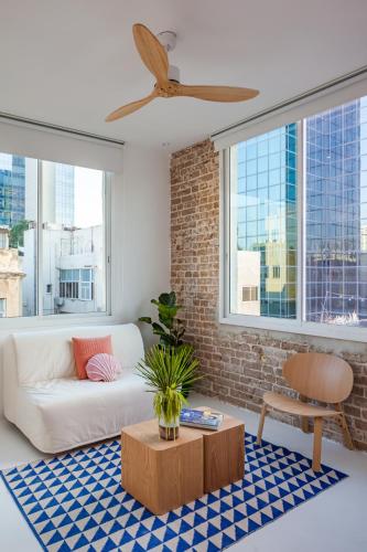 un soggiorno con un divano e un tavolo di Isla apartment's a Tel Aviv
