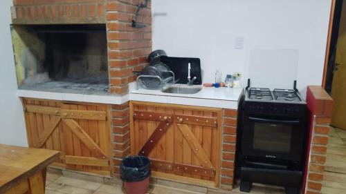 cocina con fogones y fregadero en Duplex Victoria, Puerto Iguazú en Puerto Iguazú