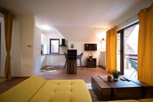 ein Wohnzimmer mit Sofa und Tisch in der Unterkunft Forest Nest with mountain view in Buşteni