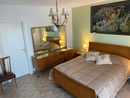 una camera con un letto e un grande specchio di Residenze BepiLù a Bari