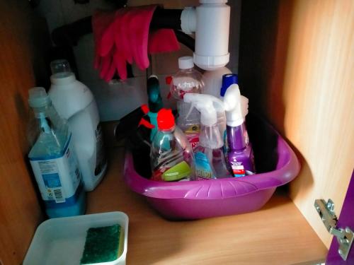 a purple plastic container sitting on top of a wooden table at Península de la paz in Lugo