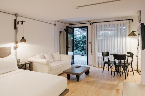 a bedroom with a bed and a living room with a table at Flamm in Golturkbuku