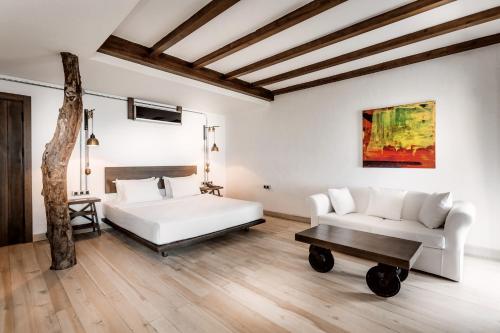 a bedroom with a bed and a couch and a table at Flamm in Golturkbuku