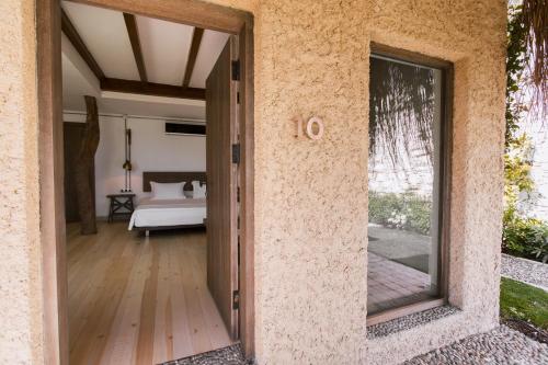 an open door to a bedroom with a bed at Flamm in Golturkbuku
