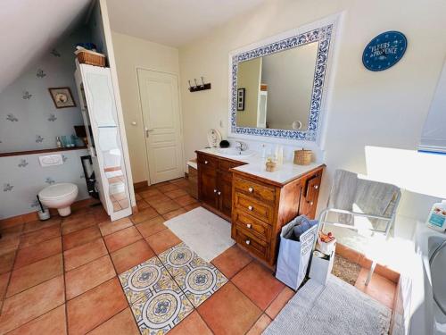 La salle de bains est pourvue d'un lavabo et d'un miroir. dans l'établissement Maison au Mans, 6 pièces, 8 personnes, au Mans