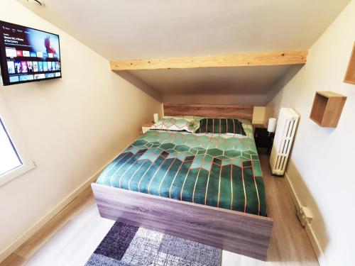 a small bedroom with a bed in a attic at Bagneux Paris Confort Netflix RER B in Bagneux
