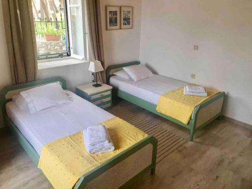Ένα ή περισσότερα κρεβάτια σε δωμάτιο στο Christiana’s Stone Villa