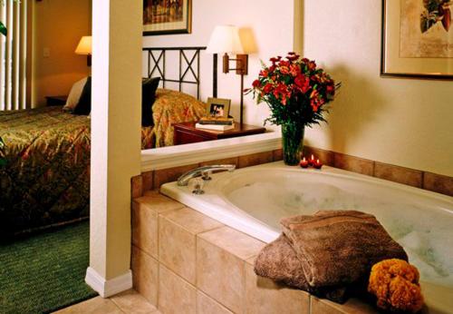 een badkamer met een bad en een slaapkamer met een bed bij Apartment at Weston Vacation Village Resort in Weston