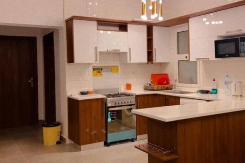 Kuchyň nebo kuchyňský kout v ubytování Sidi Abd El-Rahman Amwaj duplex HUGE garden pool.
