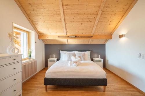 Un dormitorio con una cama con un osito de peluche. en Swiss Alps View Apartment - contactless self check-in, en Thun