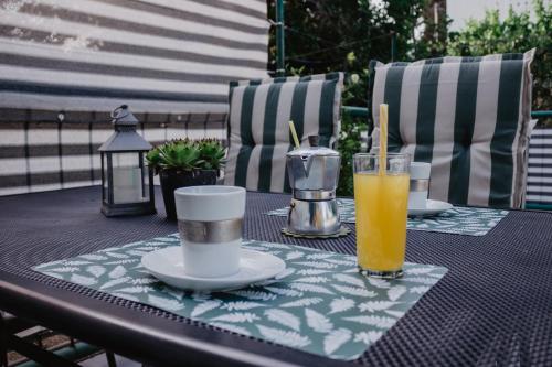 - une table avec un verre de jus d'orange dans l'établissement Apartment Tea, à Split