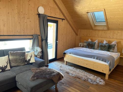 um quarto com uma cama e um sofá em Bergchalet Stolzalpe 