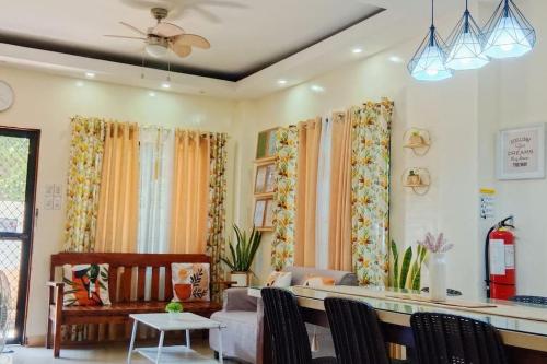 PataoにあるDJL House Homestay -Bantayan Islandのテーブルと椅子のあるリビングルーム
