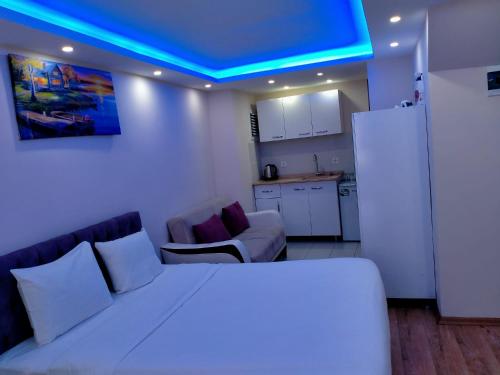 BLUE ROYAL HOTEL في إسطنبول: غرفة نوم بسرير ابيض وسقف ازرق