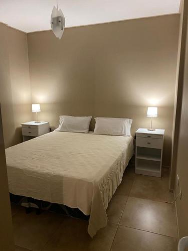 1 dormitorio con 1 cama grande y 2 mesitas de noche en Edificio Giu 2 en San Salvador de Jujuy