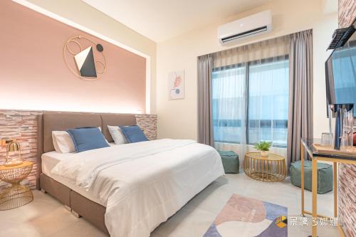 1 dormitorio con cama y ventana grande en TING ZHU Homestay en Hualien