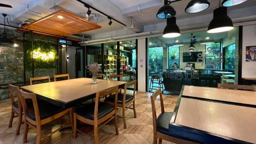 a dining room with a table and chairs at ISTY Design Hotel in Chiang Mai