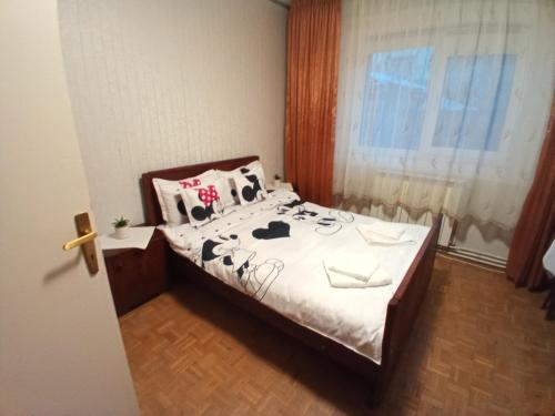 um quarto com uma cama com almofadas em Apartament 3 camere in regim hotelier em Bîrlad