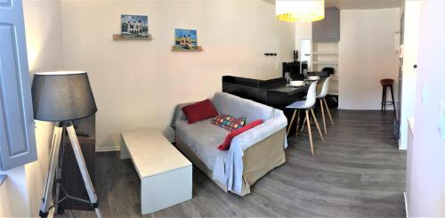 un salon avec un canapé et une table dans l'établissement La Donzelle, à Cahors