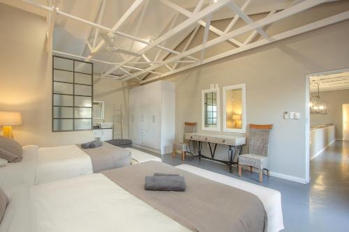 une chambre avec deux lits et un bureau dans l'établissement 3433 on Klipspringer Marloth Park Kruger, à Marloth Park