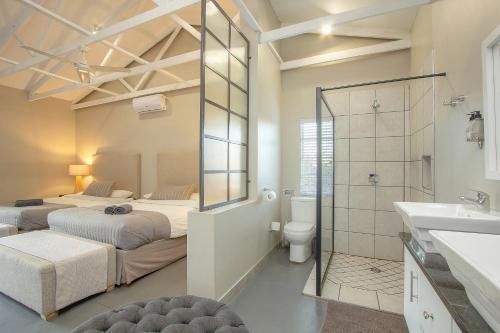 sypialnia z 2 łóżkami, prysznicem i umywalką w obiekcie 3433 on Klipspringer Marloth Park Kruger w mieście Marloth Park