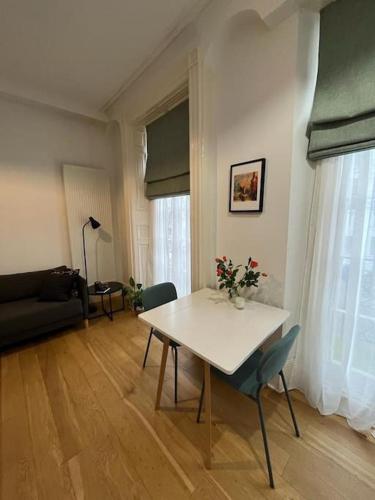 salon z białym stołem i krzesłami w obiekcie Amazing Central London Apartment w Londynie