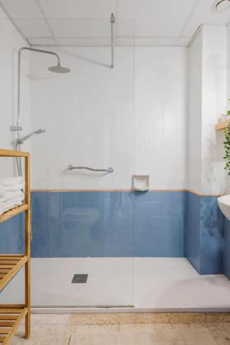 Central Apartment Steps from the Beach with Pool & Parking