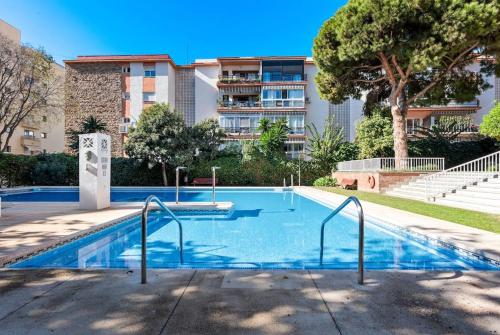 Central Apartment Steps from the Beach with Pool & Parking