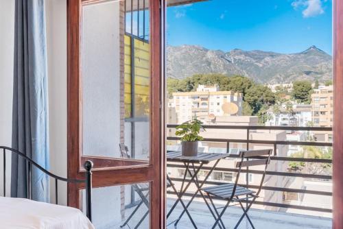 Central Apartment Steps from the Beach with Pool & Parking