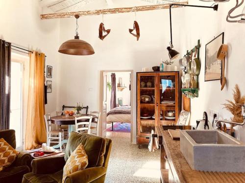 ein Wohnzimmer mit einem Sofa und einem Tisch in der Unterkunft N•73. Stylish boutique home in Tursi Basilicata in Tursi