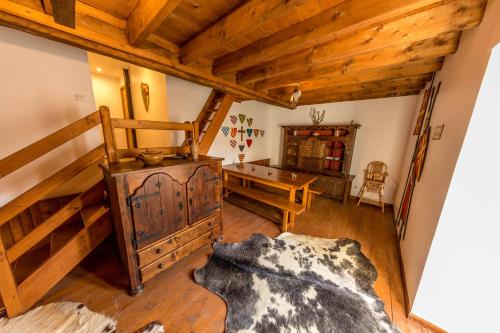 een zolderkamer met een bureau en een houten plafond bij Domaine de la Ferté Clairbois in Sainte-Suzanne