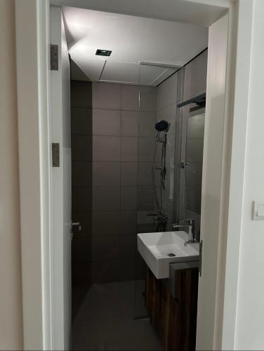 a bathroom with a sink and a mirror at شقة في الممشى الشارقة in Sharjah