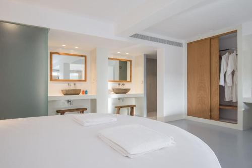 Postel nebo postele na pokoji v ubytování ABA Ηospitalité Paros -The Superior Suite, Naousa