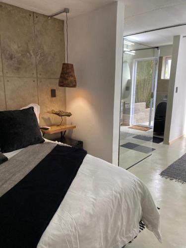 Ένα ή περισσότερα κρεβάτια σε δωμάτιο στο Luxury Upmarket Guesthouse 20 on 4th
