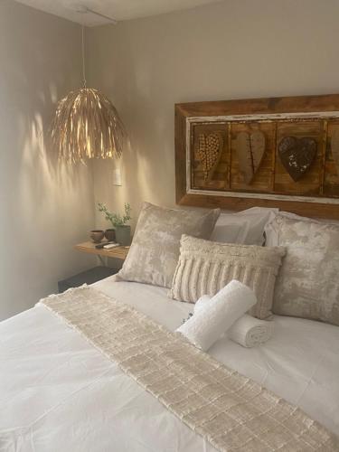 Ένα ή περισσότερα κρεβάτια σε δωμάτιο στο Luxury Upmarket Guesthouse 20 on 4th