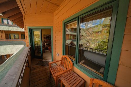 eine Veranda mit einer Bank und einem Fenster zum Haus in der Unterkunft Arapahoe Lodge 8116 in Keystone