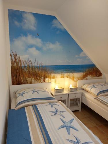 a bedroom with a view of the beach at Trekvogels Utkiek in Dornum