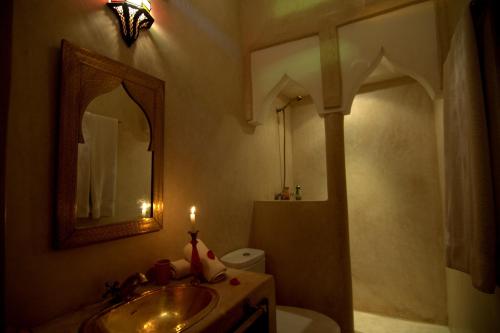 A bathroom at Riad Imilchil