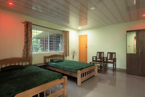 um quarto com 2 camas e uma janela em Hiddenvalley Stays - Riverside em Madikeri