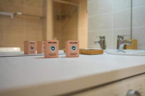 - un comptoir de salle de bains avec 3 tasses à café dans l'établissement Bel appartement à 50m du port de plaisance, à Saint-Valery-sur-Somme