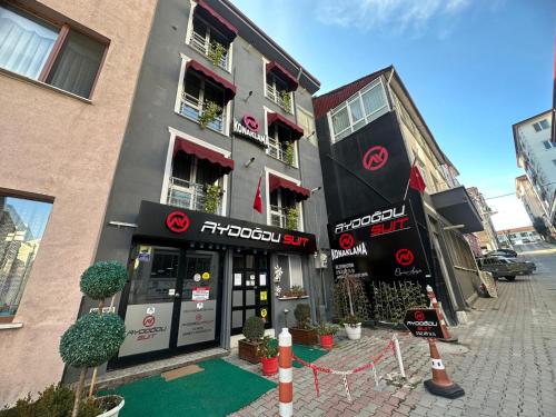 una tienda frente a un edificio en una calle en AYDOĞDU SUİT OTEL en Bolu