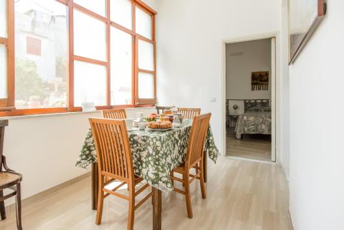 una sala da pranzo con tavolo e cesto di frutta di B&B OTIUM a Pompei